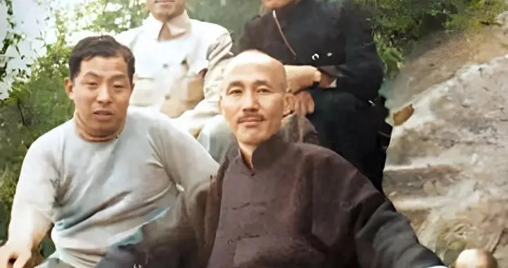 1936年张学良活捉蒋介石前合影，两人神态耐人寻味，貌合神离
