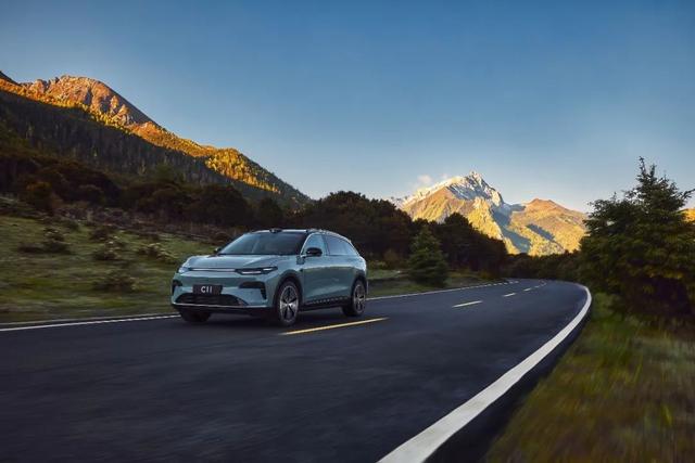 越级满配！轴距近3米SUV 14.98万起售