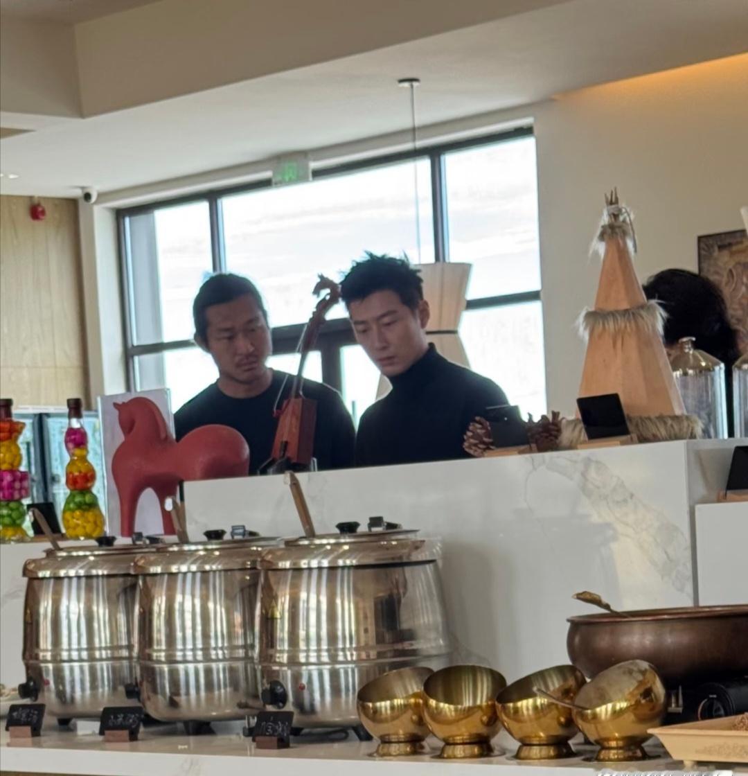 38岁窦骁现身乌鲁木齐餐厅旅游被偶遇！一身黑衣随性休闲，优越侧脸线条...