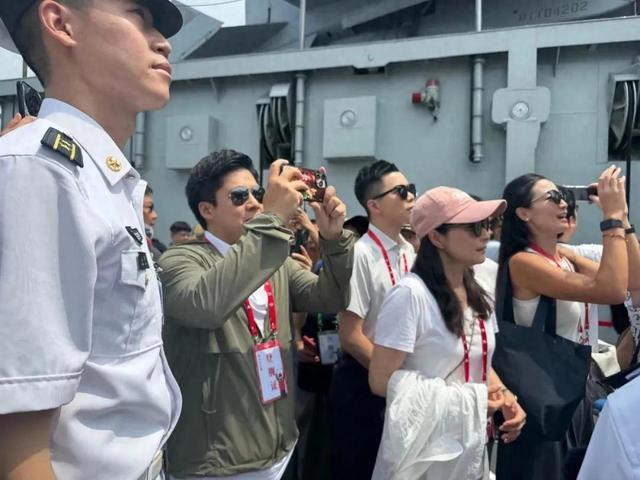 郭晶晶素颜登上山东舰，霍启刚像个小迷弟，霍震霆在身后笑开花