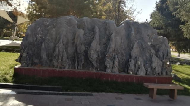 赵尉频草原上骑马打狼：：诗山寻妙句