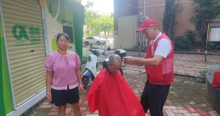 盛世华诞贺国庆 志愿服务暖民心
