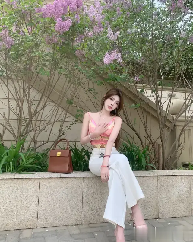 夏日清凉， 吊带配白裤显瘦又时髦！