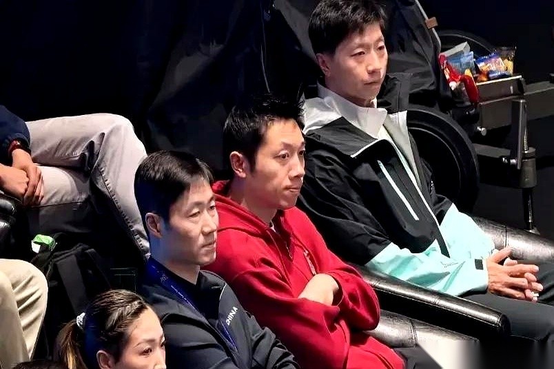 林诗栋披上上海地产集团俱乐部的战袍，真以为他只是去给缺席的樊振东“代班...