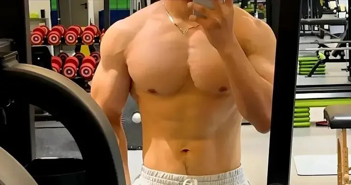 健体选手备赛用“胸肌训练五件套”，8周完成胸肌逆袭