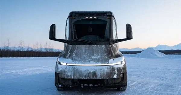 特斯拉半挂卡车官宣阿拉斯加冬测！马斯克：今年将实现大规模量产