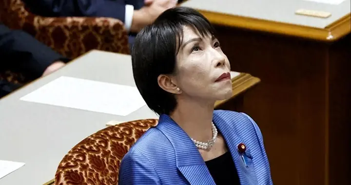 硬扛中国39天，高市终于改口：只有美国打上门，才符合存亡危机？