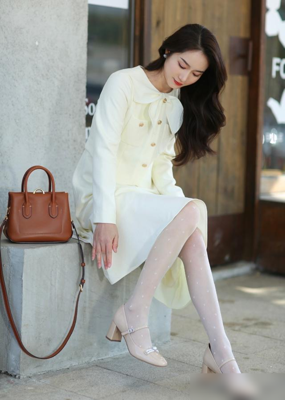 杭州女生带火的“短裙配丝袜”，凭啥成春日顶流？