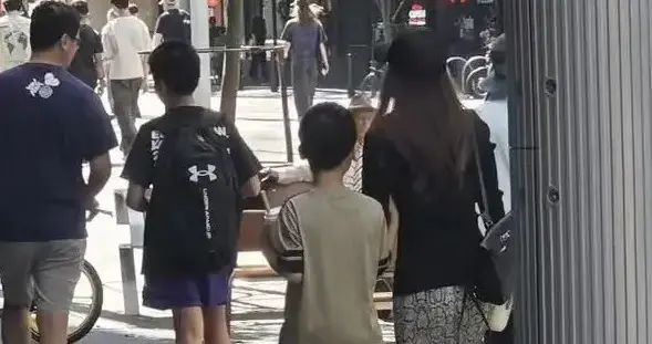 47岁侯佩岑现身澳洲，背影纤瘦宛如少女，52岁老公跟她就像两代人