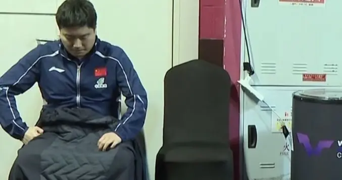 梁靖崑赛前训练突发伤病躺地不起，重庆带伤上场不敌邱党虽败犹荣