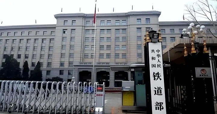 他曾是铁道部长，还是院士，清正廉洁，给职工增加福利，深受爱戴