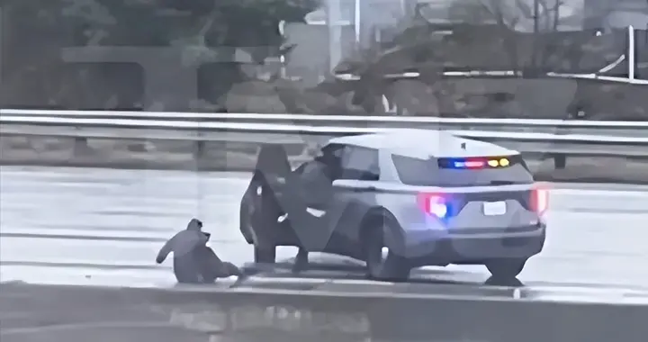 美国24岁吸毒男子将警察从警车上拽下并劫持警车疾驰，双方展开激烈追逐战...