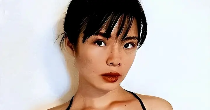 “反华妖女”许可馨，曾回国扬言没人敢动她，如今下场大快人心！