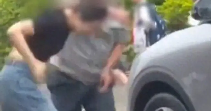 福建女司机脚踹保安反被扇耳光，冲动是魔鬼啊