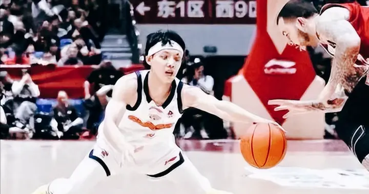 CBA焦点战：粤浙鏖战杀红眼，徐杰致命三分，广东险胜止浙江反扑