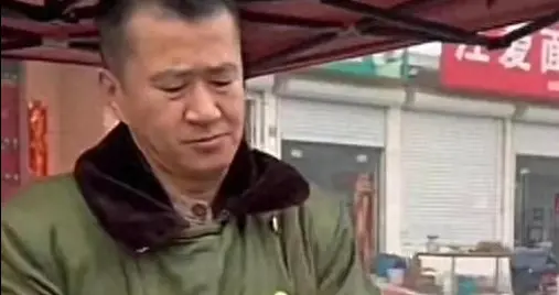 知名演员无戏可拍，回老家摆摊卖炒面，张颂文一句话揭开内娱真相