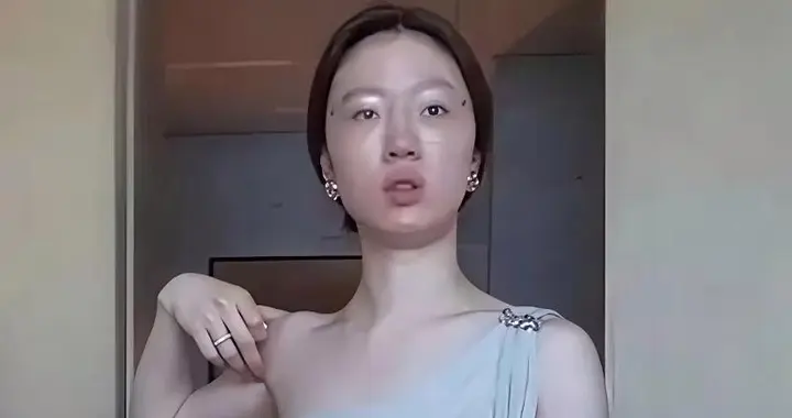 单依纯应该是内娱长相最有特色的一位了