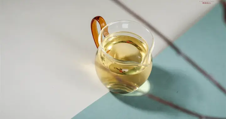 大叶种和中小叶种在内含物质上有什么区别？