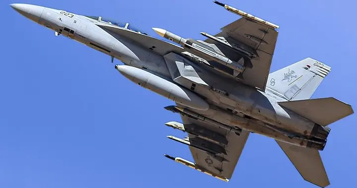 叫板霹雳15？美国海军战机测试，外媒：同时亮出两款远程空空导弹