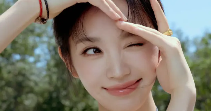 田曦薇甜美写真