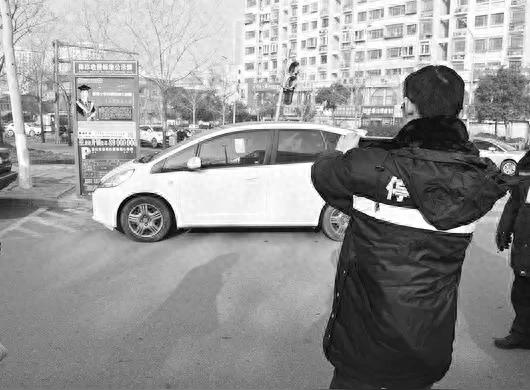 成都，较真哥，9天举报92次违停：他较真的不是车，是被漠视权益