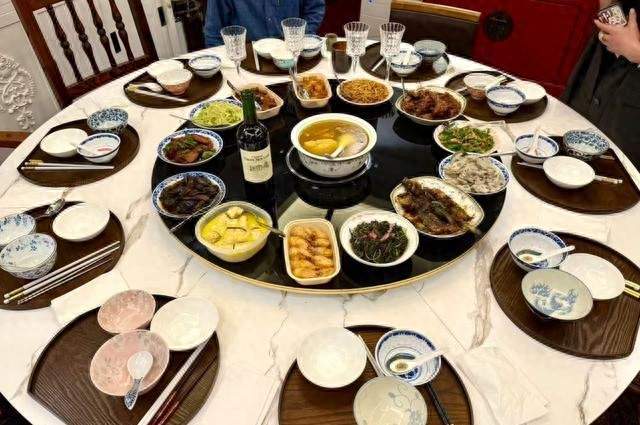 84岁老戏骨朱曼芳罕现身，和女儿邬君梅在豪宅喝啤酒，面容浮肿