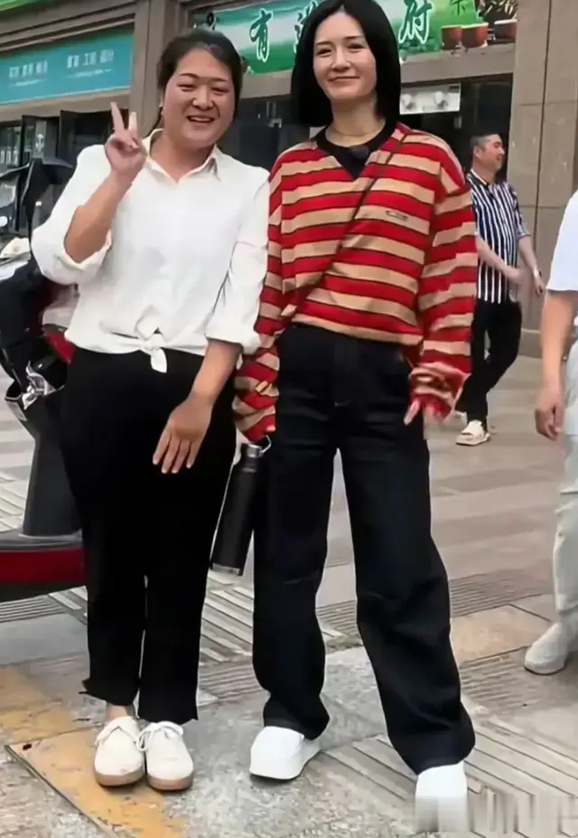 有网友说谢娜打扮得像下班女工？我觉挺好看的