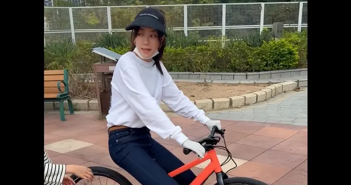 熊黛林教双胞胎女儿学骑车，姐姐崩溃哭脸，妹妹学会后还暖心安慰