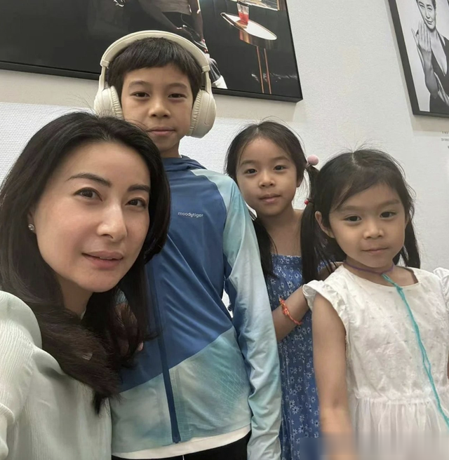 郭晶晶在广州出席活动，罕见穿高跟鞋举止仍优雅，笑起来像董明珠