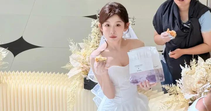 成都偶遇韩雨彤拍短剧，穿婚纱美的像天使，皮肤白皙，身材好瘦！