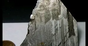 俄罗斯海关近日破获一起陨石走私案，2吨重的陨石来自新疆阿勒泰