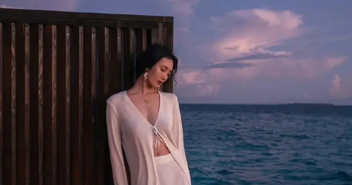 王紫璇海边日落氛围大片，一袭白裙，轻柔唯美