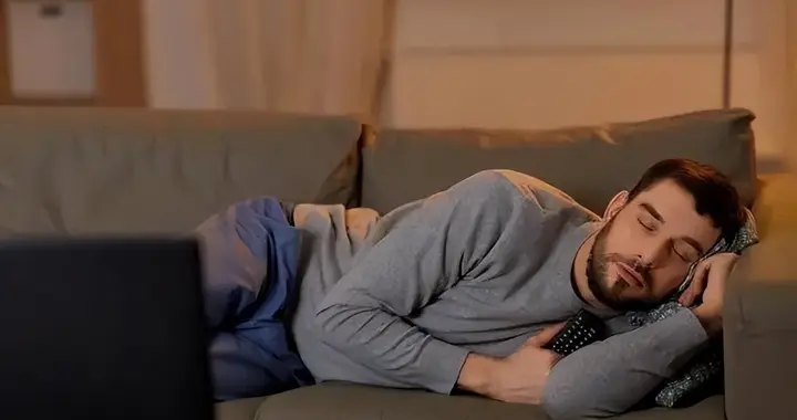 29 岁程序员趴桌午睡后脑梗！这 5 个午睡误区，正在毁坏你的血管