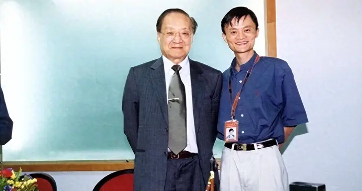 历史名人罕见合影：图1马云和金庸，图9成龙和“世纪大盗”张子强