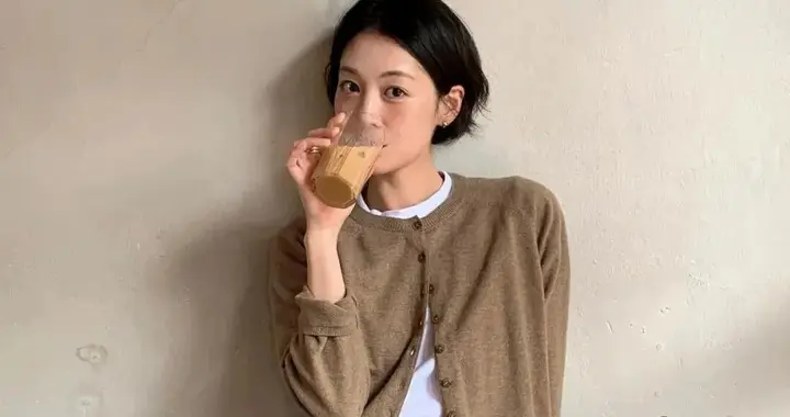 小个子秋天有“针织开衫”，日常搭这4条下装就够！显高温柔气质