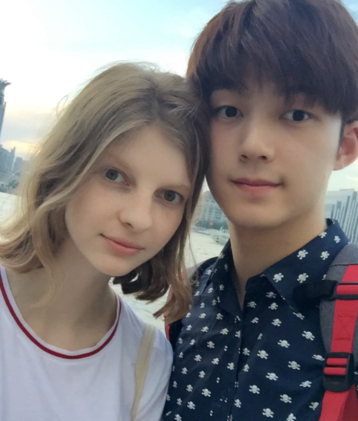 看了董力妻子阿诺21岁照片，就懂生2个孩子不坐月子的她老太快了