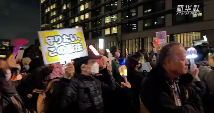 回国当不成首相了？高市早苗730亿卖日本，东京爆发万人大抗议