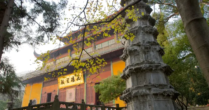 多地景区免票，背后藏着大算盘，灵隐寺免票损失5亿杭州赚3450亿