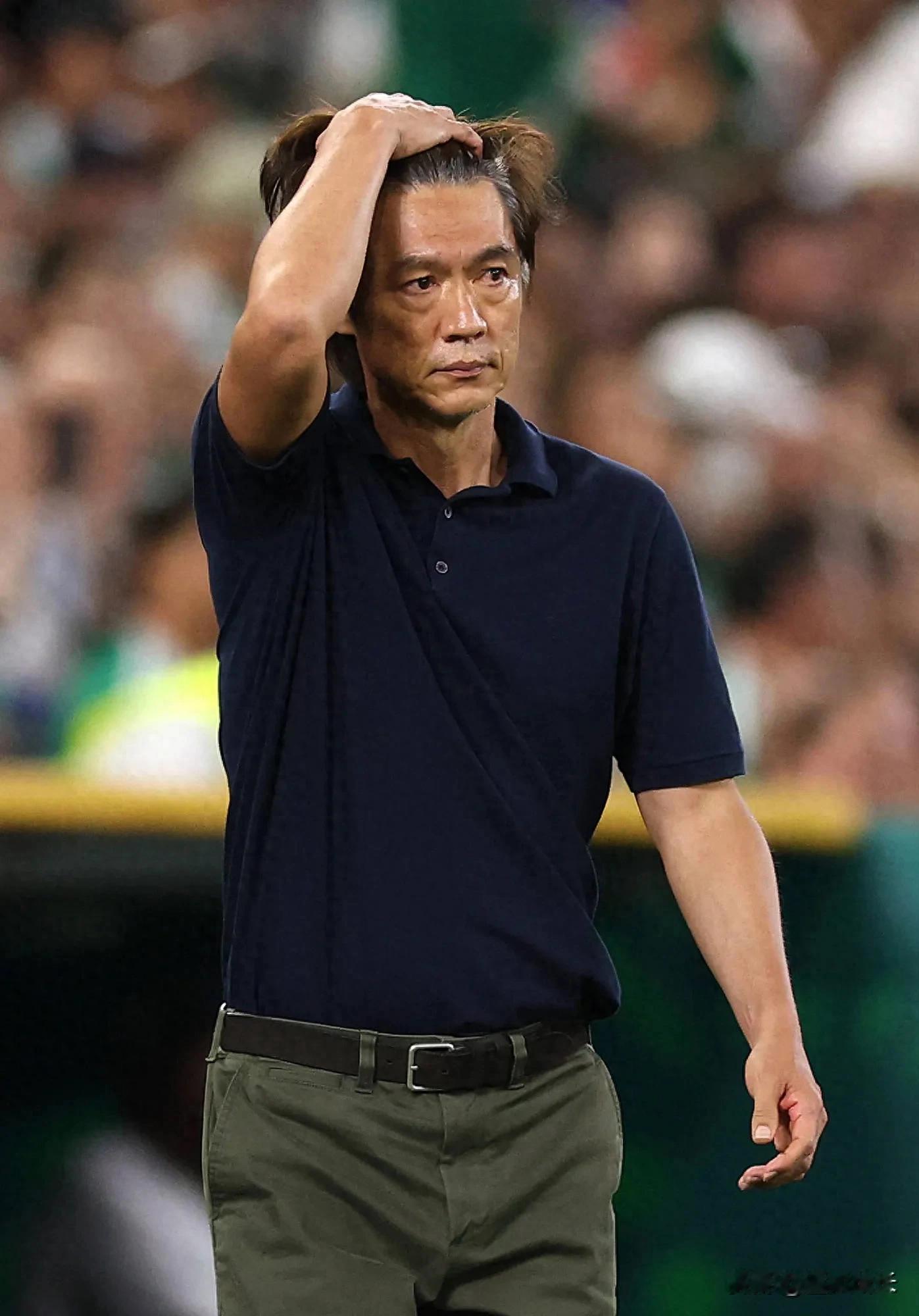 韩国足球12年最差，球迷机场逼洪明甫还钱