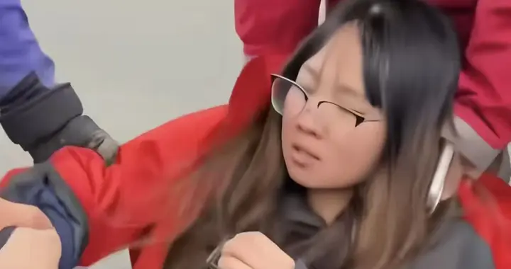 女子高反掐人中后打人被质疑装晕，有人称有免费下山攻略