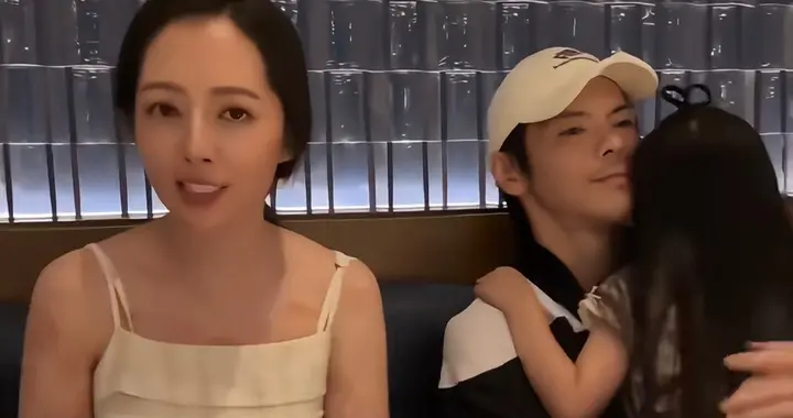 郭碧婷和家人现身北京餐厅吃饭，向佐抱着5岁女儿，化身温柔奶爸