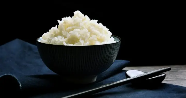 米饭二次加热会致癌？医生：真正不能二次加热的，是这5种食物