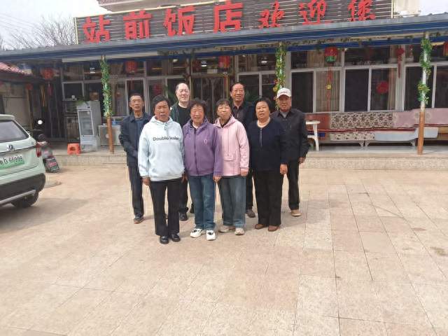 七律.六秩同村同学聚