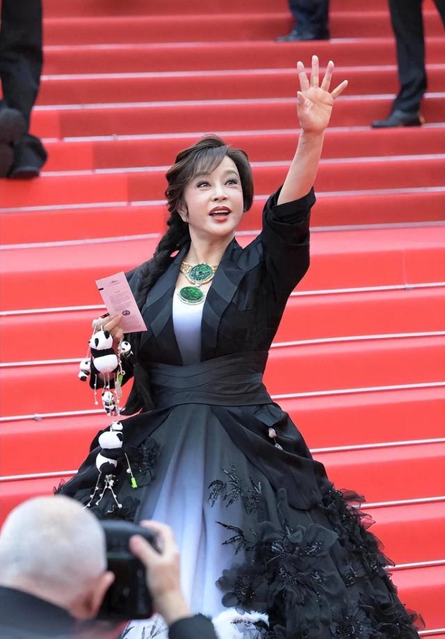 74岁刘晓庆戴上亿翡翠，称霸戛纳！前男友：她随便卖个钱都花不完