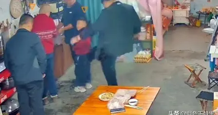 正月剪发引风波，十元红包解亲情：老民俗里的人间烟火