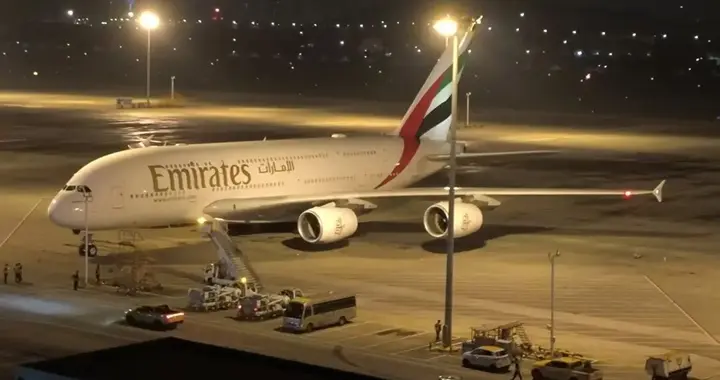 离谱！阿联酋航空A380备降杭州，373人被困10小时，高温多人晕倒