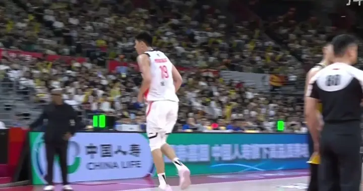 杜峰变阵成功，广东客场85:64击败广州，胡明轩21+6，萨林杰24+14
