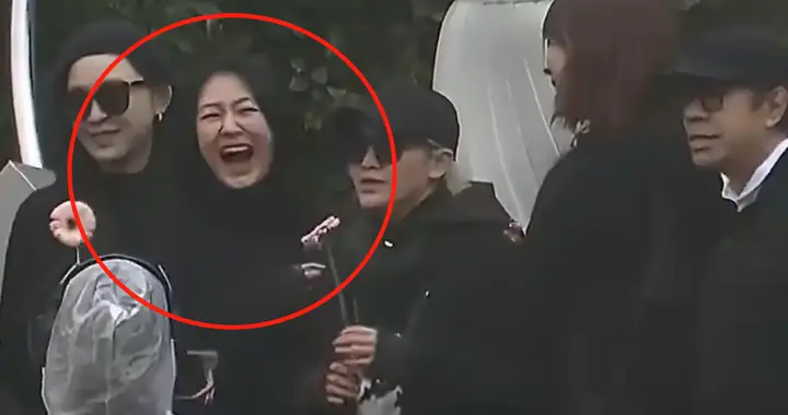 大s忌日现场揭幕雕像仅1小时，"恶心"一幕发生，雕像丑的“可怕”