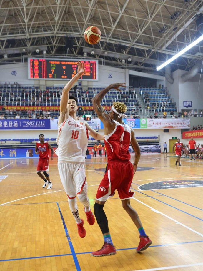 U18男篮亚洲杯决赛，中国队79比89输给澳大利亚，拿到亚军，同时拿到...
