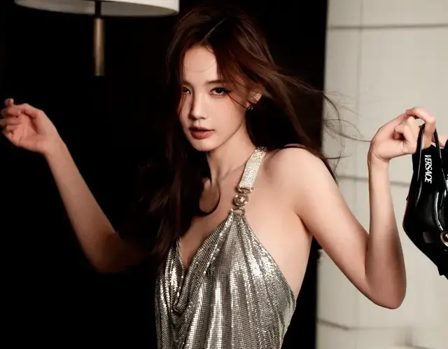 李一桐最新物料，现在她穿衣风格越来越性感妩媚，妥妥的女神降临